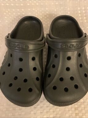CROCS Kids Classic Clog in Black, size J 2.